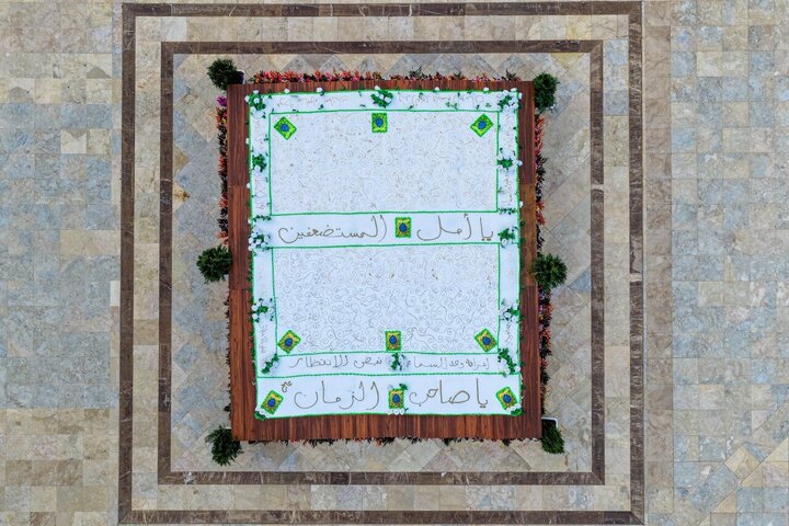 Informe fotográfico | Distribución de un gran pastel a los peregrinos de los Imamain Al-Askariain en el bendito nacimiento del Imam Al-Mahdi en mitad de Sha'ban