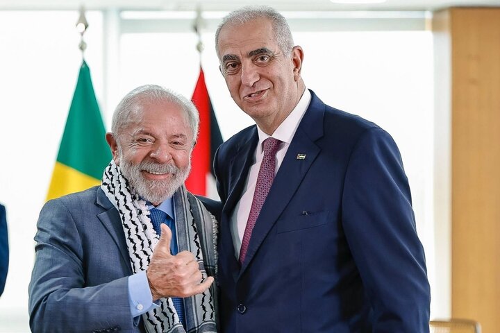Brazilian President wears Palestinian keffiyeh