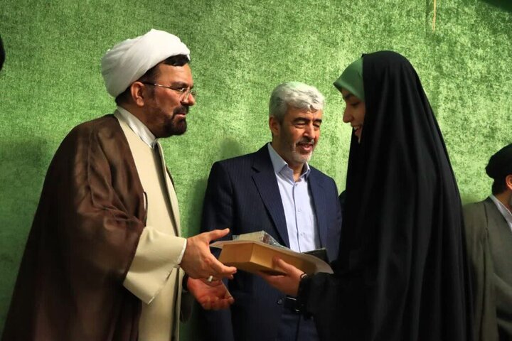 تجلیل از ۵۰۰ خادمیار مراسم نیمه شعبان در حرم مطهر بانوی کرامت