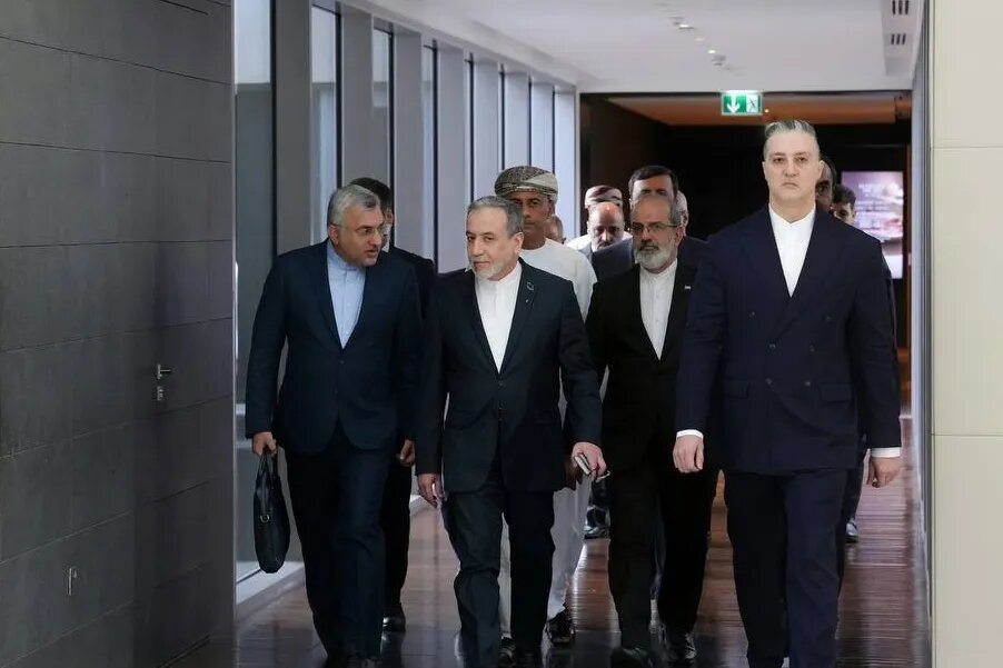 အီရန်နိုင်ငံ၏ နိုင်ငံခြားရေးဝန်ကြီး မှ အမေရိကန် CENTCOM တပ်မှူးကို မိနစ် ၂၀ ခန့် တံခါးရှေ့မှာ ရပ်စောင့် ခိုင်းထားခဲ့