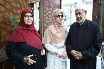 رئيس الأزهر يشيد بحافظة القرآن الكريم المصرية الكفيفة