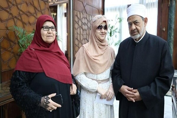 رئيس الأزهر يشيد بحافظة القرآن الكريم المصرية الكفيفة