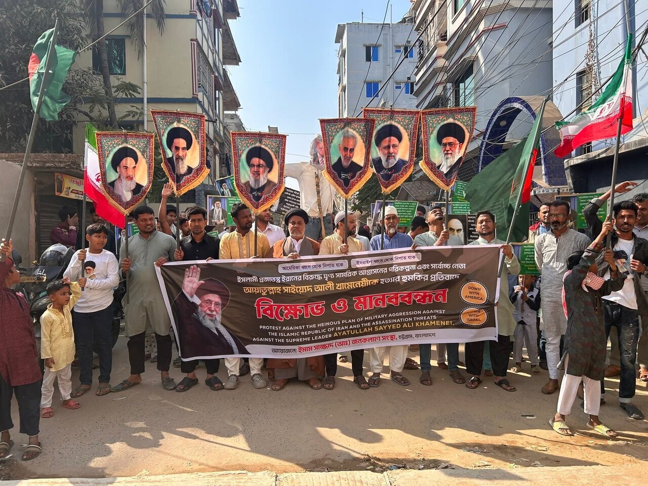 ইসলামী প্রজাতন্ত্র ইরান ও আয়াতুল্লাহ খামেনেয়ীর সমর্থনে হালিশহরে মিছিল