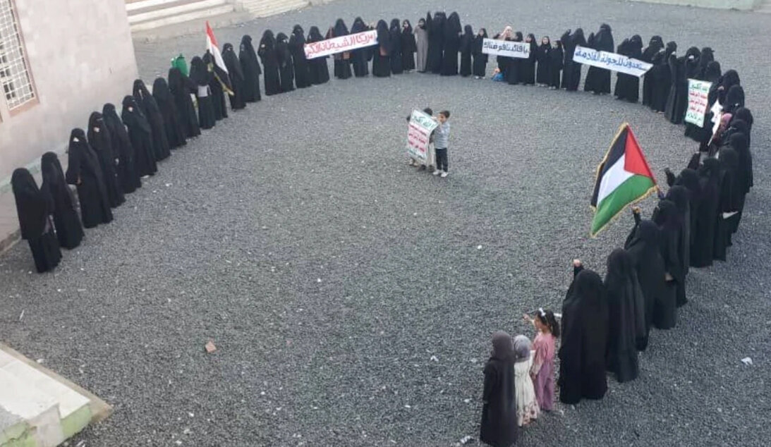 Vigília de mulheres iemenitas em Al-Mahwit em solidariedade ao povo palestino