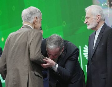 تصویری که در شبکه‌های اجتماعی بازتاب گسترده‌ای داشت/ پروفسور جمشید ممتاز کیست؟