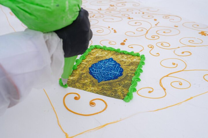 تقرير مصور/ اعداد كعكة كبيرة في حرم الإمامين العسكريين (ع) بمناسبة ولادة الإمام الحجة (عج)