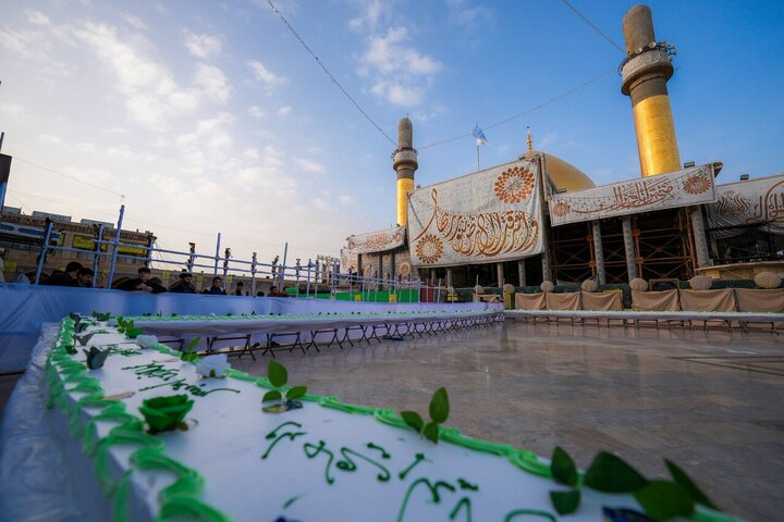 تقرير مصور/ اعداد كعكة كبيرة في حرم الإمامين العسكريين (ع) بمناسبة ولادة الإمام الحجة (عج)
