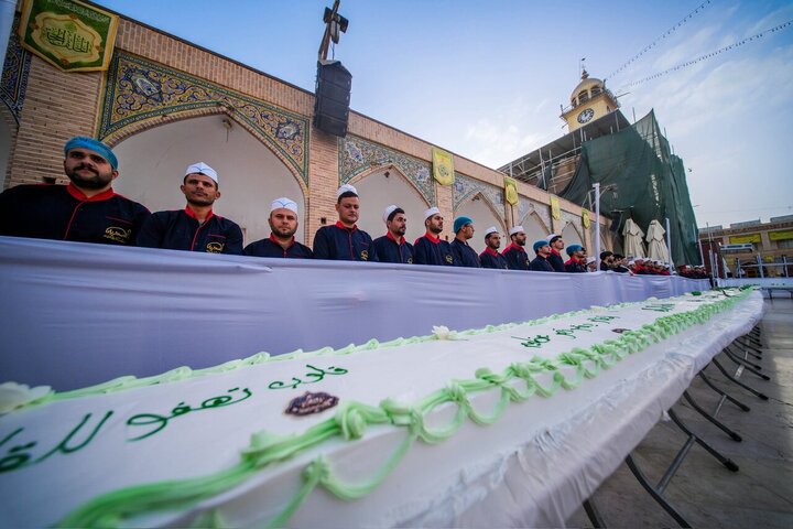 تقرير مصور/ اعداد كعكة كبيرة في حرم الإمامين العسكريين (ع) بمناسبة ولادة الإمام الحجة (عج)