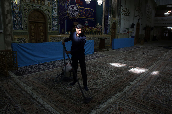 غبارروبی حرم مطهر بانوی کرامت در آستانه ماه مبارک رمضان