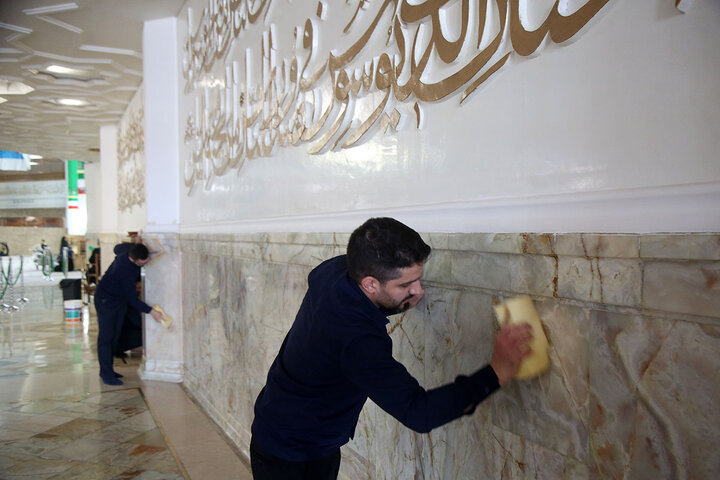 غبارروبی حرم مطهر بانوی کرامت در آستانه ماه مبارک رمضان