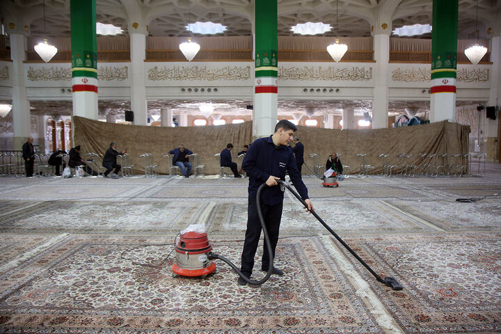 غبارروبی حرم مطهر بانوی کرامت در آستانه ماه مبارک رمضان