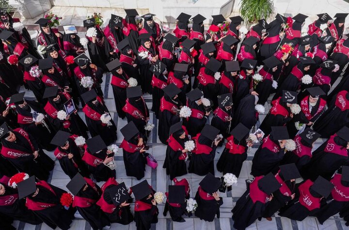 تقرير مصور/ حفل تخرج برعاية العتبة العلوية لـ 9 آلاف طالب وطالبة في صحن السيدة فاطمة (ع)