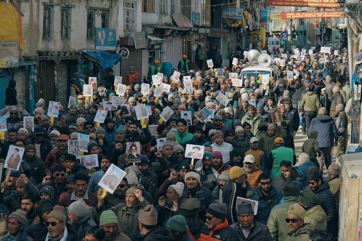 Informe fotográfico |Manifestación masiva en Kargil condena el brutal atentado terrorista contra una mezquita shií en Islamabad