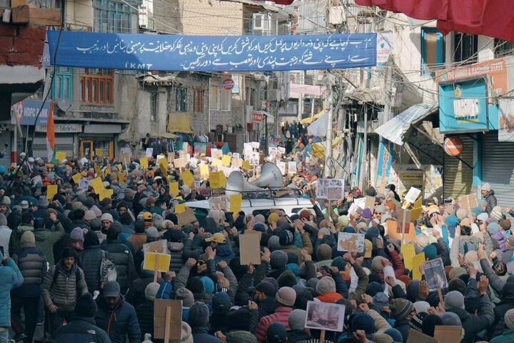 Informe fotográfico |Manifestación masiva en Kargil condena el brutal atentado terrorista contra una mezquita shií en Islamabad