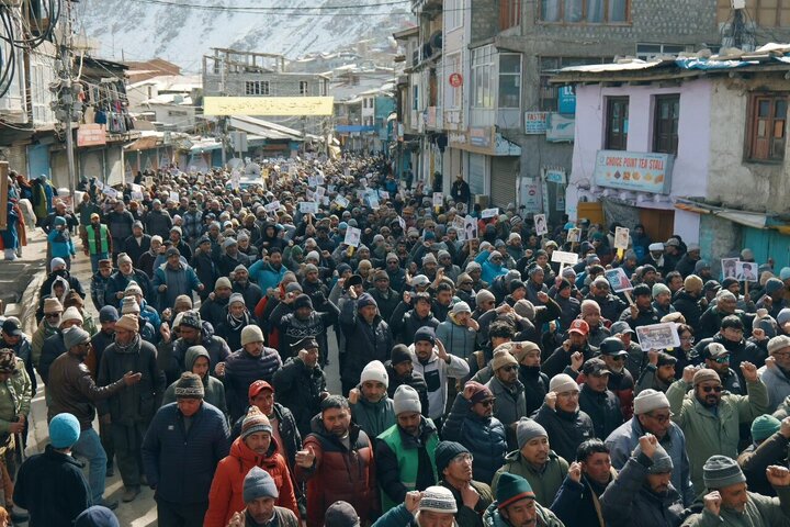 Informe fotográfico |Manifestación masiva en Kargil condena el brutal atentado terrorista contra una mezquita shií en Islamabad