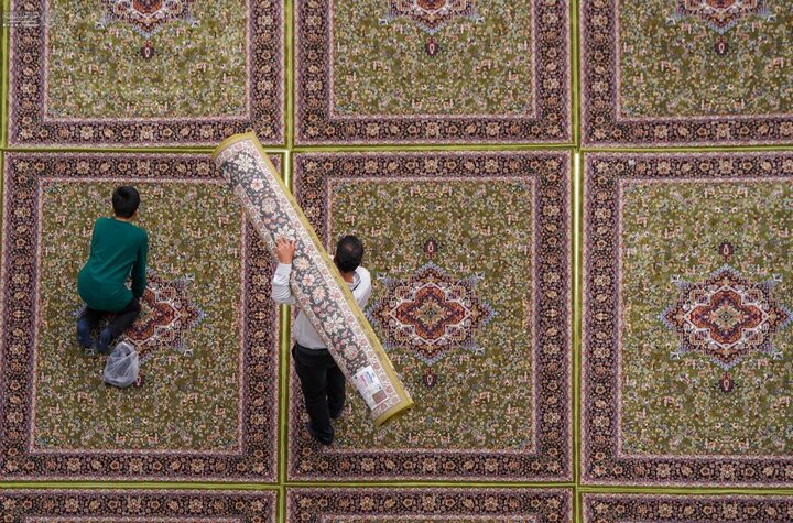 تقرير مصور/ فرش الصحن العلوي الشريف بالسجاد الجديد الفاخر من مناشىء عالمية