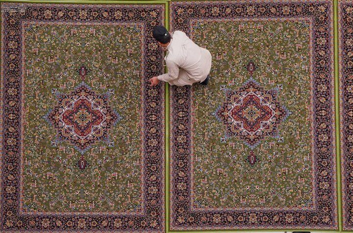 تقرير مصور/ فرش الصحن العلوي الشريف بالسجاد الجديد الفاخر من مناشىء عالمية