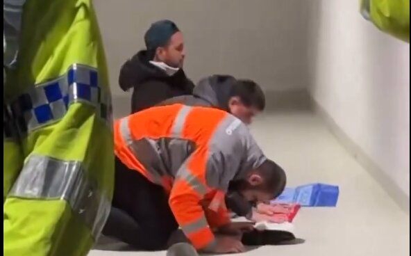 به‌جامانده از حاشیۀ منچستر-لیورپول؛ غنیمت بین دونیمه