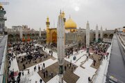Informe fotográfico | Los custodios del Santuario de Amir al-Mu'minin, Imam Ali (PB) cubren el sagrado patio alauí con 6.500 m² de nuevas alfombras