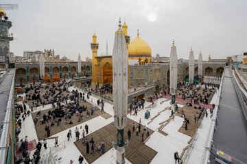 Informe fotográfico | Los custodios del Santuario de Amir al-Mu'minin, Imam Ali (PB) cubren el sagrado patio alauí con 6.500 m² de nuevas alfombras