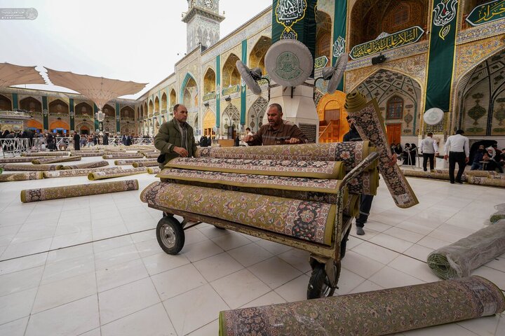 Informe fotográfico | Los custodios del Santuario de Amir al-Mu'minin, Imam Ali (PB) cubren el sagrado patio alauí con 6.500 m² de nuevas alfombras