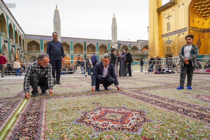 Informe fotográfico | Los custodios del Santuario de Amir al-Mu'minin, Imam Ali (PB) cubren el sagrado patio alauí con 6.500 m² de nuevas alfombras