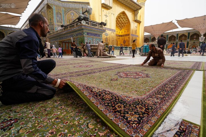Informe fotográfico | Los custodios del Santuario de Amir al-Mu'minin, Imam Ali (PB) cubren el sagrado patio alauí con 6.500 m² de nuevas alfombras
