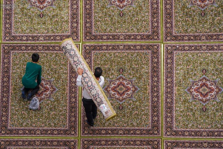 Informe fotográfico | Los custodios del Santuario de Amir al-Mu'minin, Imam Ali (PB) cubren el sagrado patio alauí con 6.500 m² de nuevas alfombras