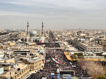 ویدئو کلیپ | سیل جمعیت در مسیر های منتهی به حرم مطهر معصومه(س) در ۲۲ بهمن