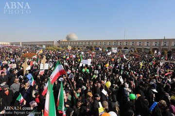 فيديو | الحشود غفيرة تحضر في ساحة الإمام (رض) للمشاركة بذكرى انتصار الثورة الاسلامية بإصفهان