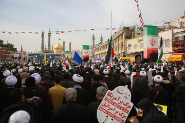 گزارش تصویری | اجتماع پرشور راهپیمایی ۲۲ بهمن شهر قم در جوار حرم حضرت معصومه(س)