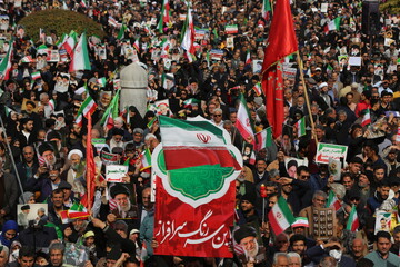 Video: Antusias Warga Qom Ramaikan Pawai Akbar Peringatan Kemenangan Revolusi Islam Iran ke-47