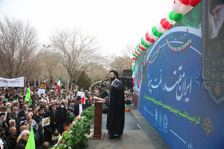 اجتماع پرشور راهپیمایی ۲۲ بهمن شهر مقدس قم در جوار حرم بانوی کرامت
