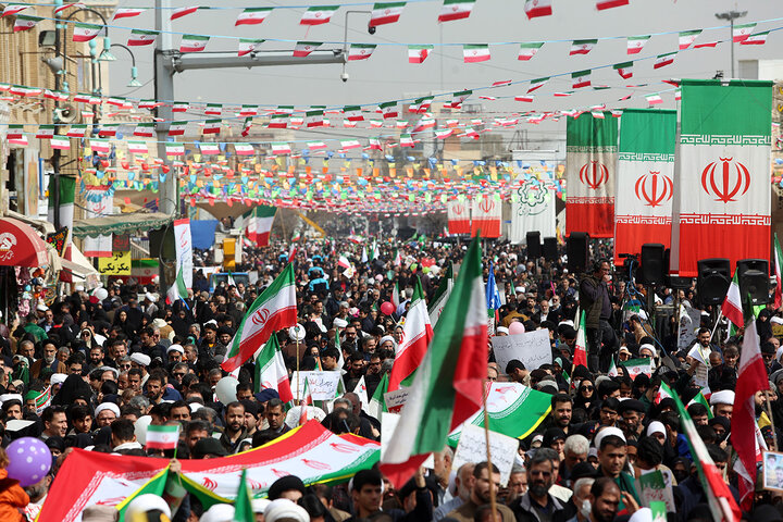 اجتماع پرشور راهپیمایی ۲۲ بهمن شهر مقدس قم در جوار حرم بانوی کرامت