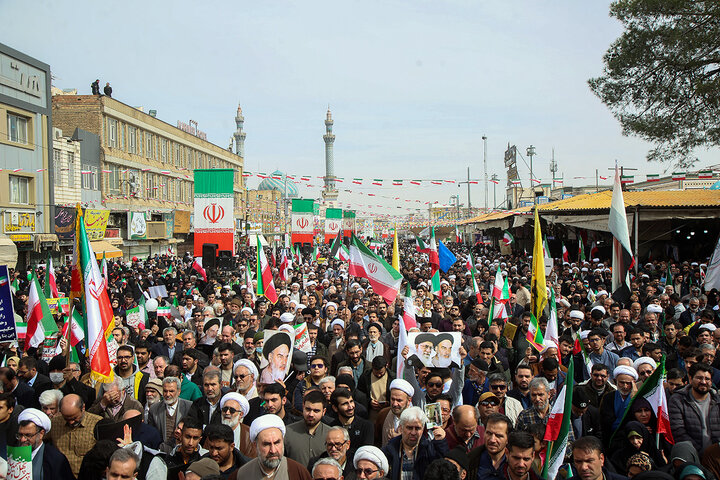 اجتماع پرشور راهپیمایی ۲۲ بهمن شهر مقدس قم در جوار حرم بانوی کرامت