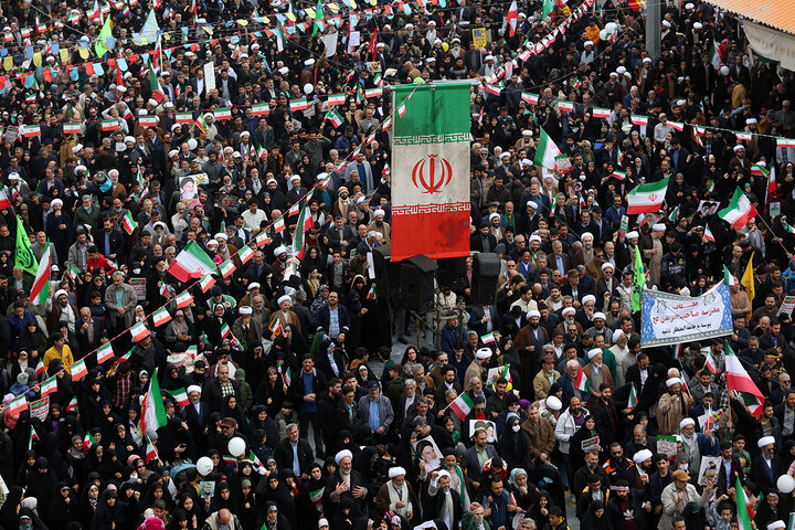 اجتماع پرشور راهپیمایی ۲۲ بهمن شهر مقدس قم در جوار حرم بانوی کرامت