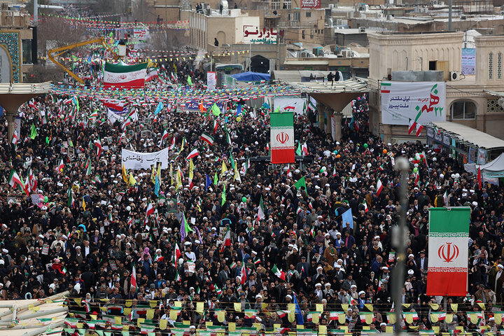 اجتماع پرشور راهپیمایی ۲۲ بهمن شهر مقدس قم در جوار حرم بانوی کرامت