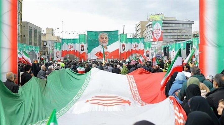 Em fotos: Patriotismo e cores marcam o aniversário da Revolução Islâmica no Irã