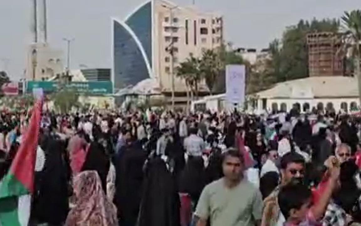 فيديو | حضور حشود جماهيرية في احد مواني إيران بمناسبة ذكرى انتصار الثورة الاسلامية