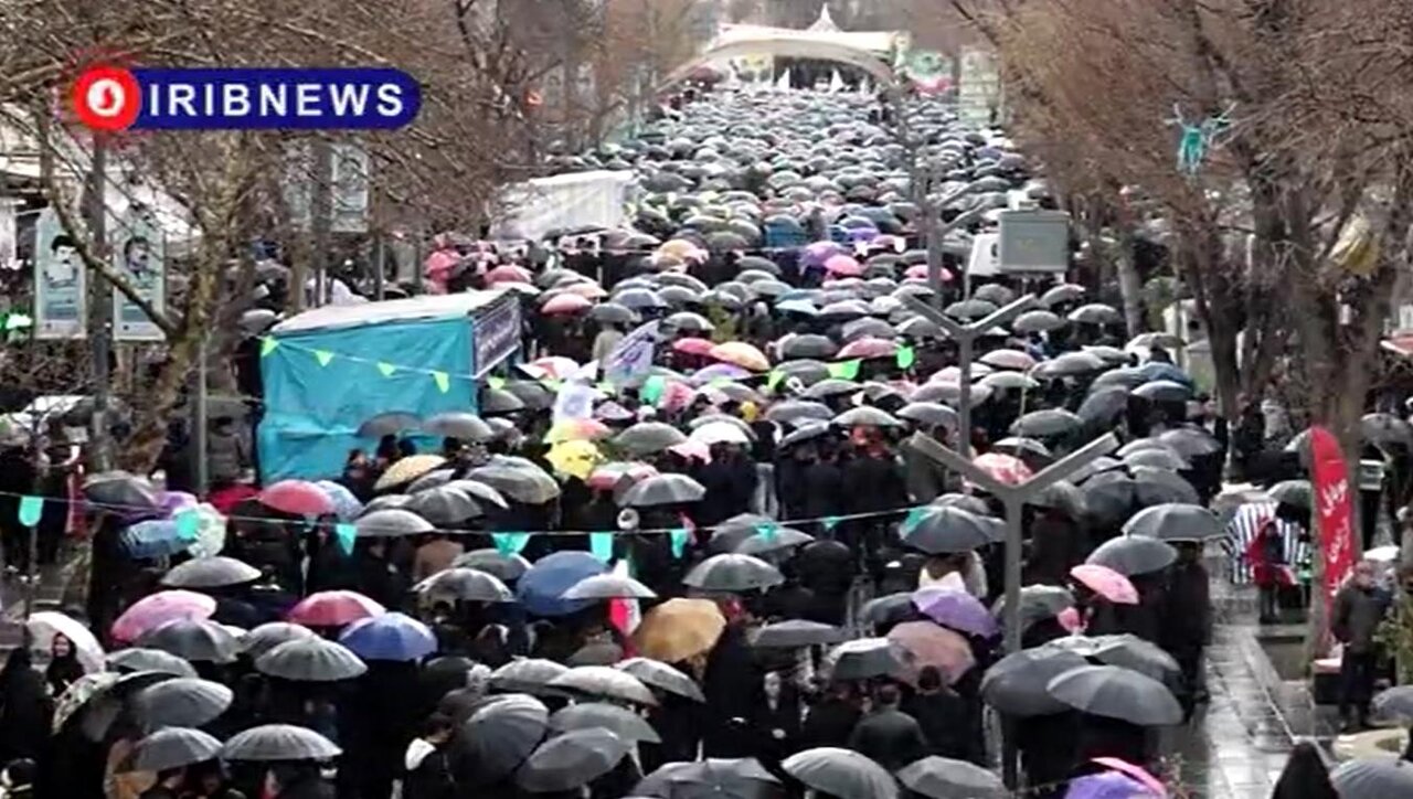 فيديو | مسيرات شعبية تحت أمطار في قزوين بمناسبة ذكرى انتصار الثورة الاسلامية