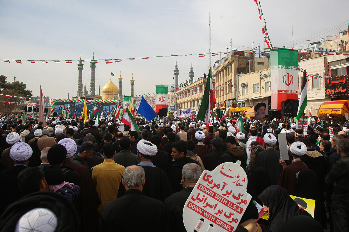 Rapora wenêyan| Civîna meşa bi coş a 22’ê Behmenê ya bajarê Qumê li nêzî mezargeha Hezretî Mesûme (S)
