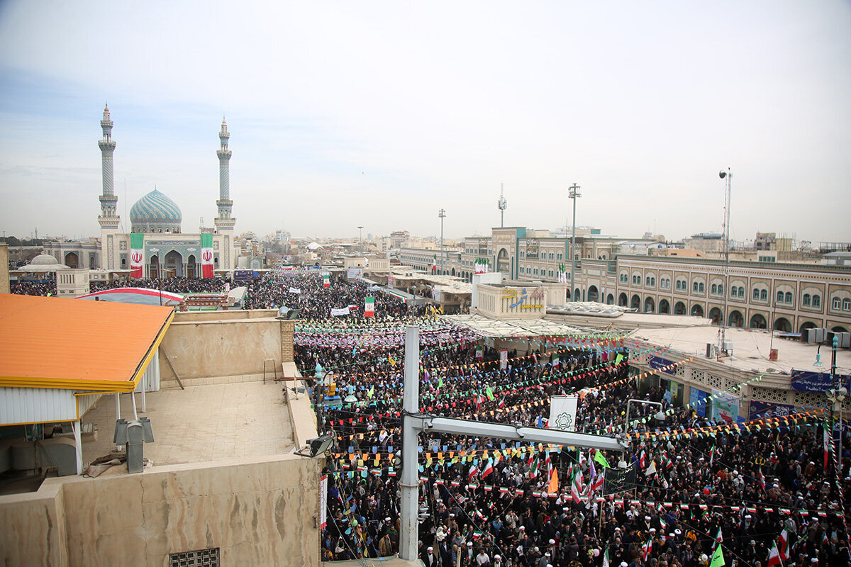 Rapora wenêyan| Civîna meşa bi coş a 22’ê Behmenê ya bajarê Qumê li nêzî mezargeha Hezretî Mesûme (S)