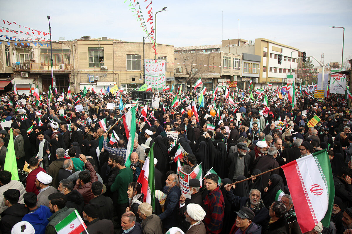 Rapora wenêyan| Civîna meşa bi coş a 22’ê Behmenê ya bajarê Qumê li nêzî mezargeha Hezretî Mesûme (S)