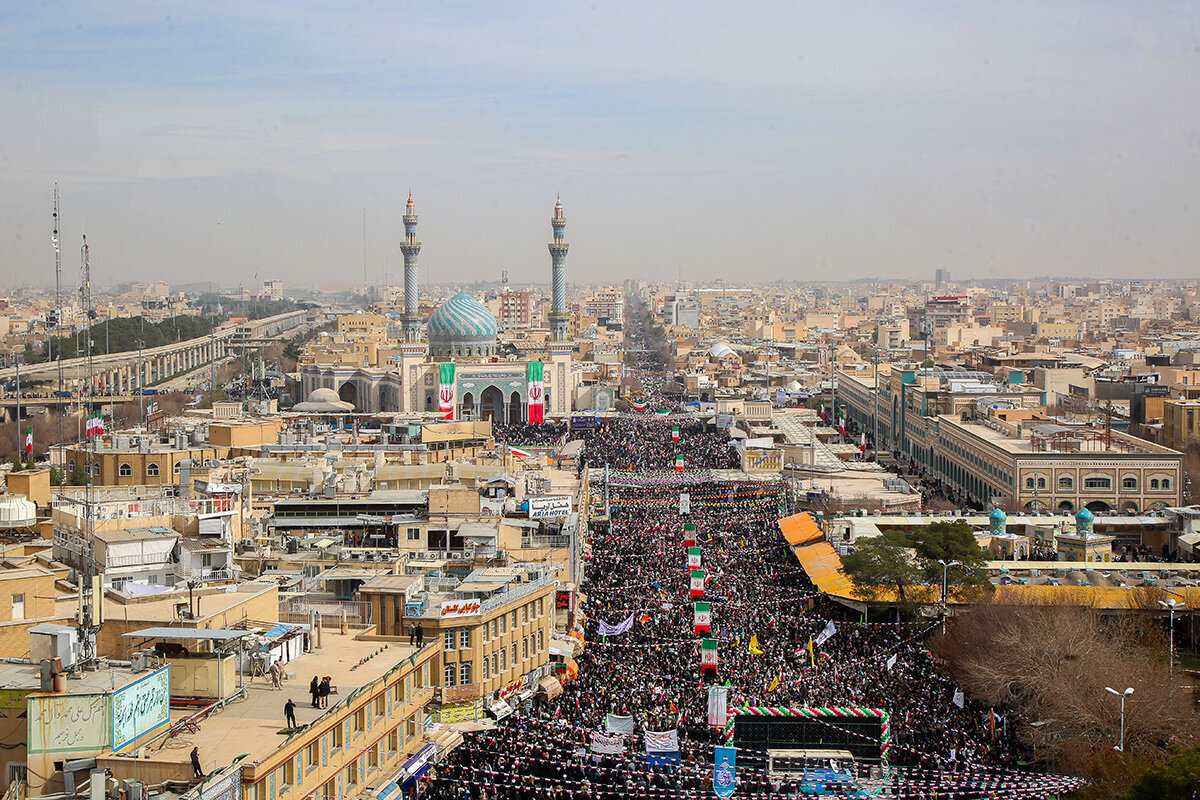 Rapora wenêyan| Civîna meşa bi coş a 22’ê Behmenê ya bajarê Qumê li nêzî mezargeha Hezretî Mesûme (S)