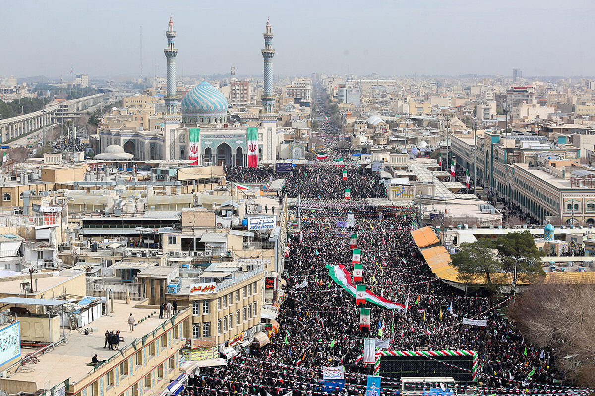 Rapora wenêyan| Civîna meşa bi coş a 22’ê Behmenê ya bajarê Qumê li nêzî mezargeha Hezretî Mesûme (S)