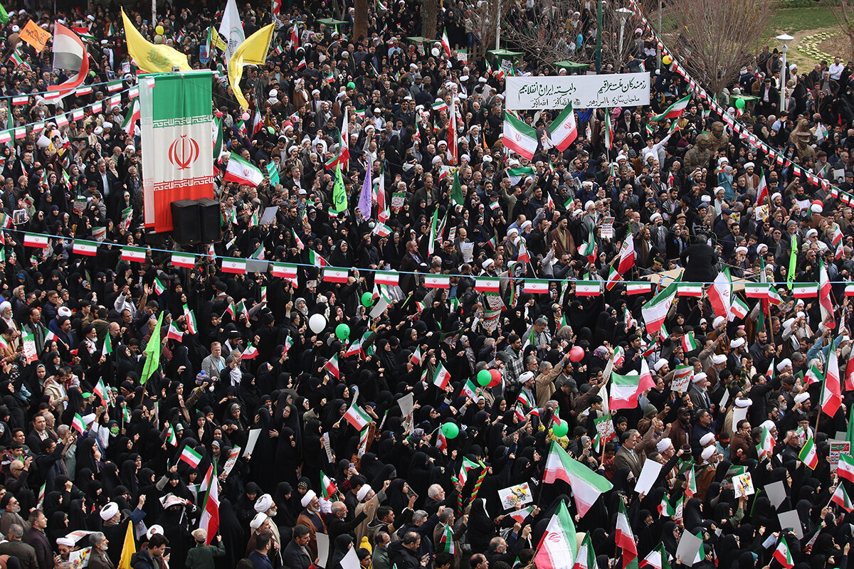 Rapora wenêyan| Civîna meşa bi coş a 22’ê Behmenê ya bajarê Qumê li nêzî mezargeha Hezretî Mesûme (S)