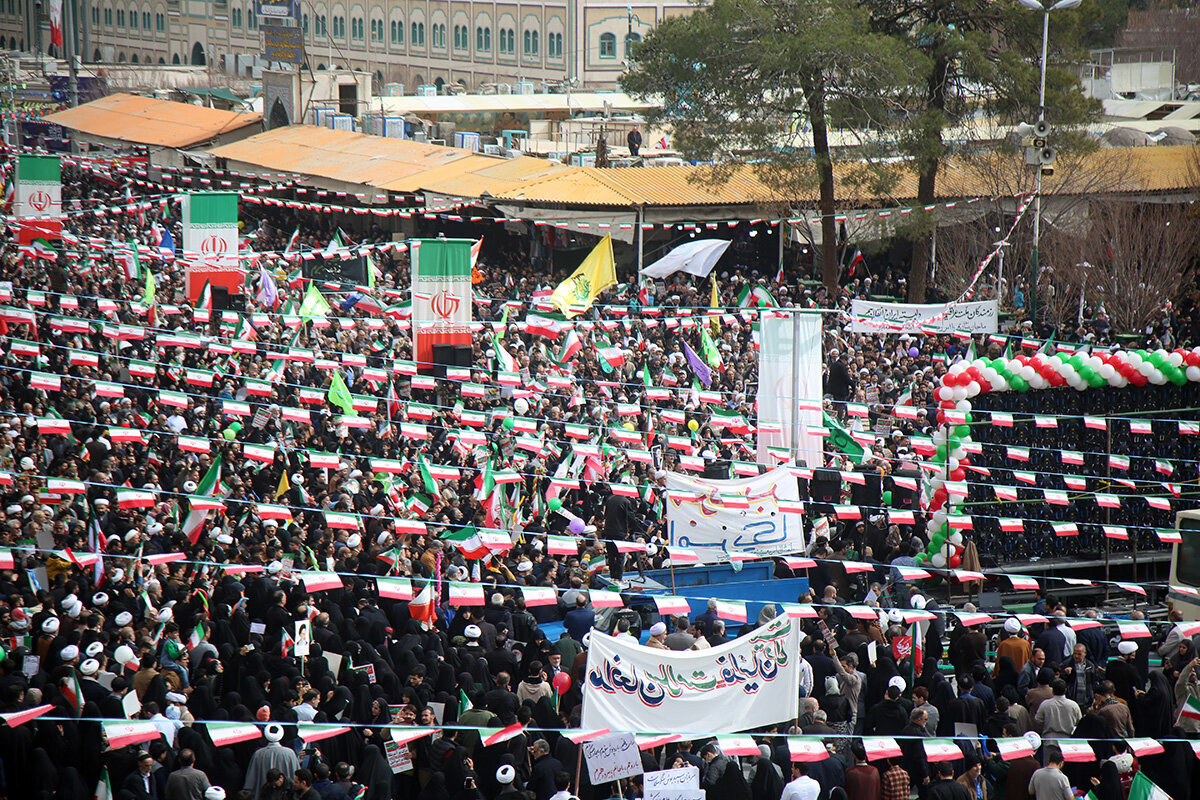 Rapora wenêyan| Civîna meşa bi coş a 22’ê Behmenê ya bajarê Qumê li nêzî mezargeha Hezretî Mesûme (S)