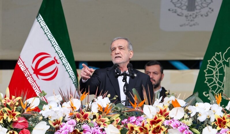 Pezeşkiyan: Meydanlardaki İrade Devrimin Ruhunu Yeniden Tazeledi