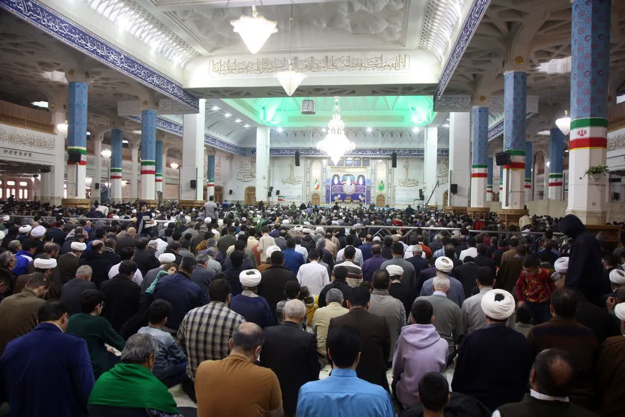 اقامه نماز جماعت باشکوه ظهر امروز به امامت آیت الله سعیدی در حرم مطهر حضرت معصومه(س)