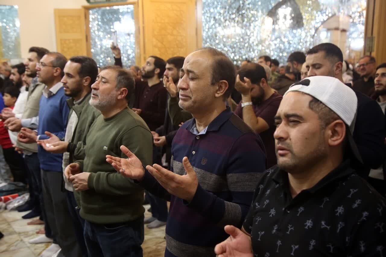 اقامه نماز جماعت باشکوه ظهر امروز به امامت آیت الله سعیدی در حرم مطهر حضرت معصومه(س)